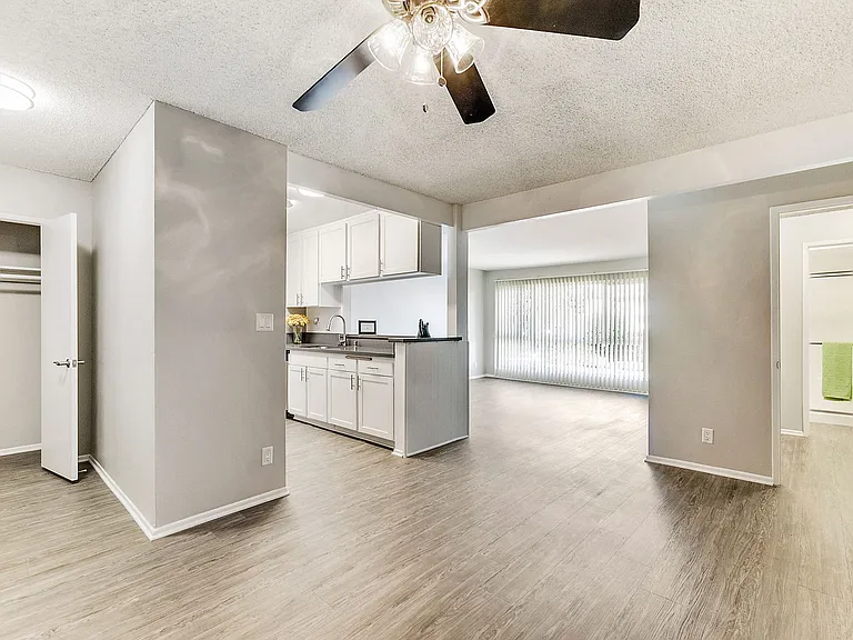 5830 Reseda Boulevard — Photo 45