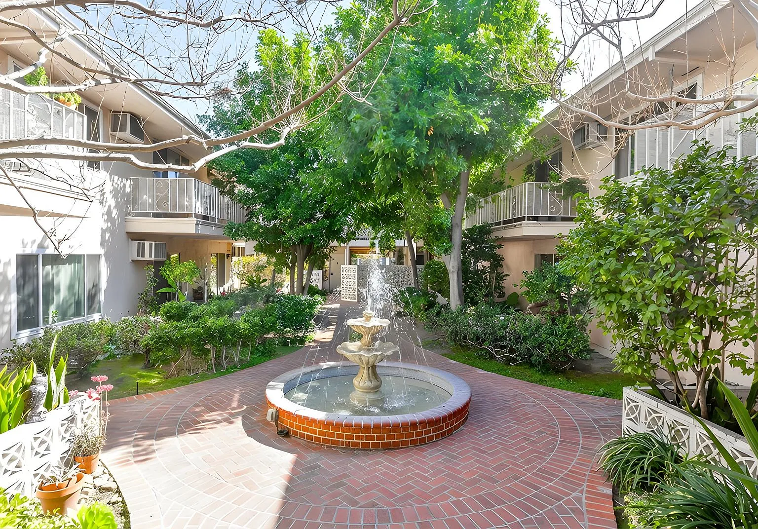 445 E Magnolia Blvd — Photo 4