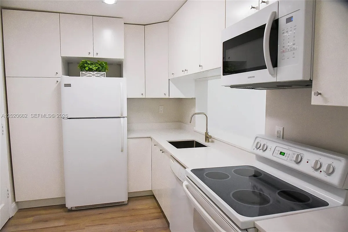 Building Photo - 9611 SW 77th Ave #206A