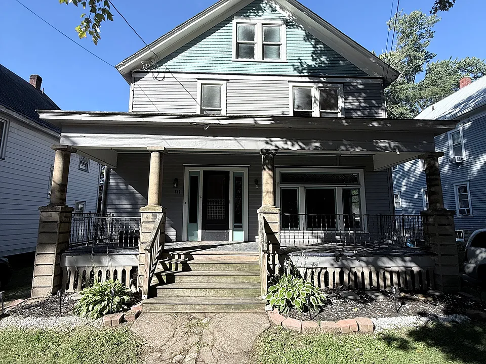 642 William St