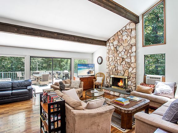 3rd image of 7 Wolf Swamp Ln