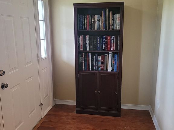 3rd image of 1014 E Cres #182