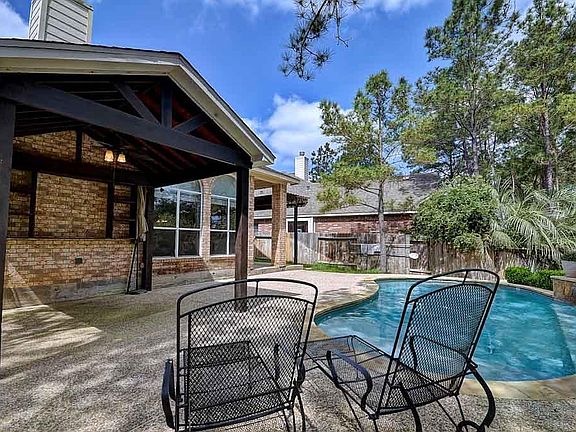 3rd image of 22 N Queenscliff Cir