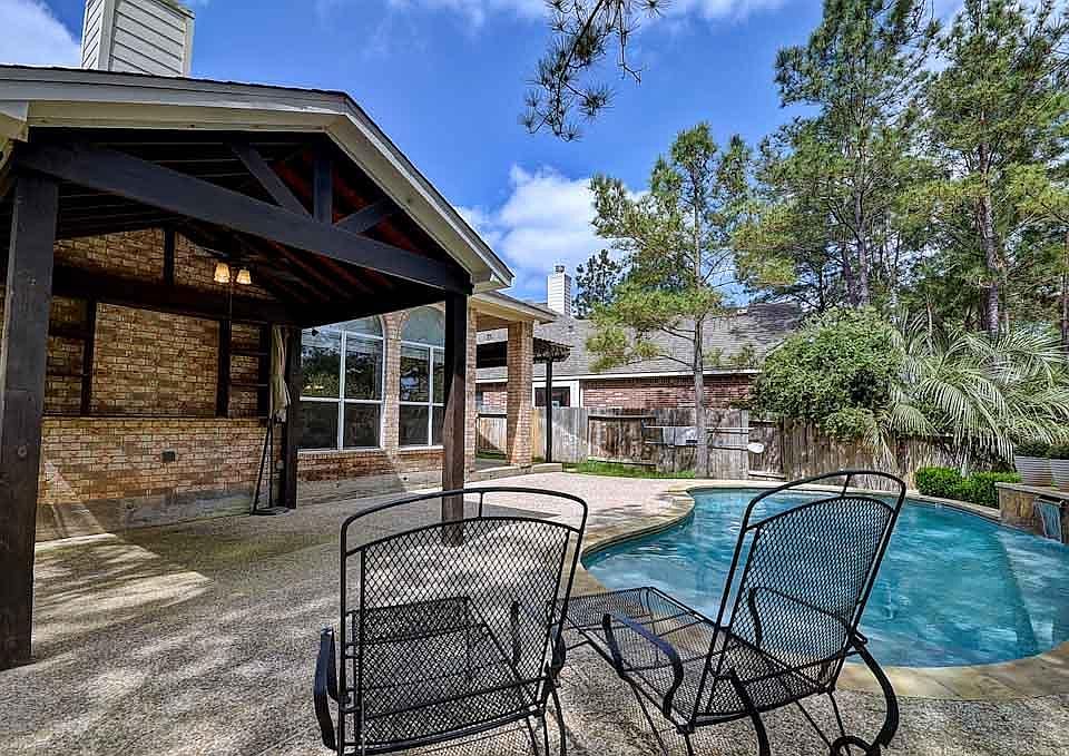 1st image of 22 N Queenscliff Cir