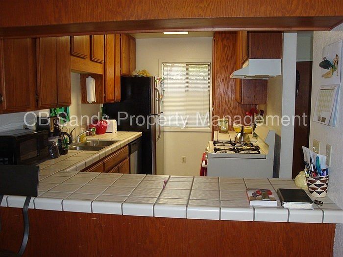 2nd image of 1736 Cable St