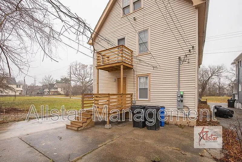 3 bed, 2.0 bath, 1609 sqft, $1,015 — Photo 2