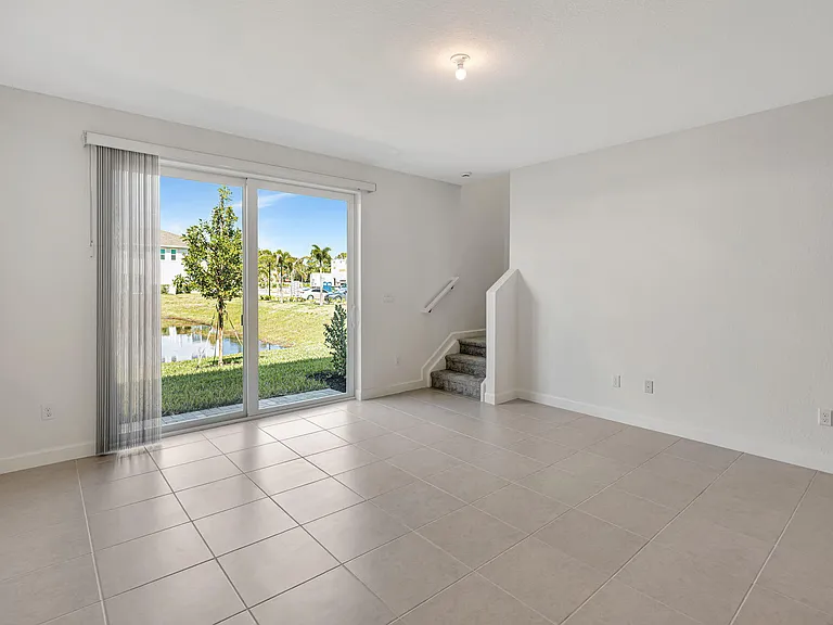 539 SE Rivergrass St — Photo 10