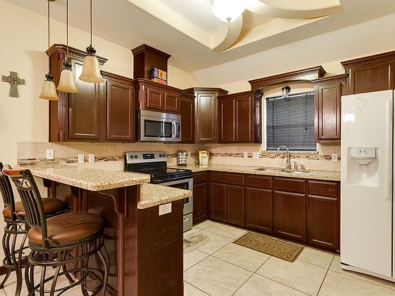 5th image of 2404 Ambassador St