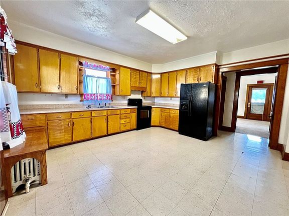 3rd image of 711 Broadway St