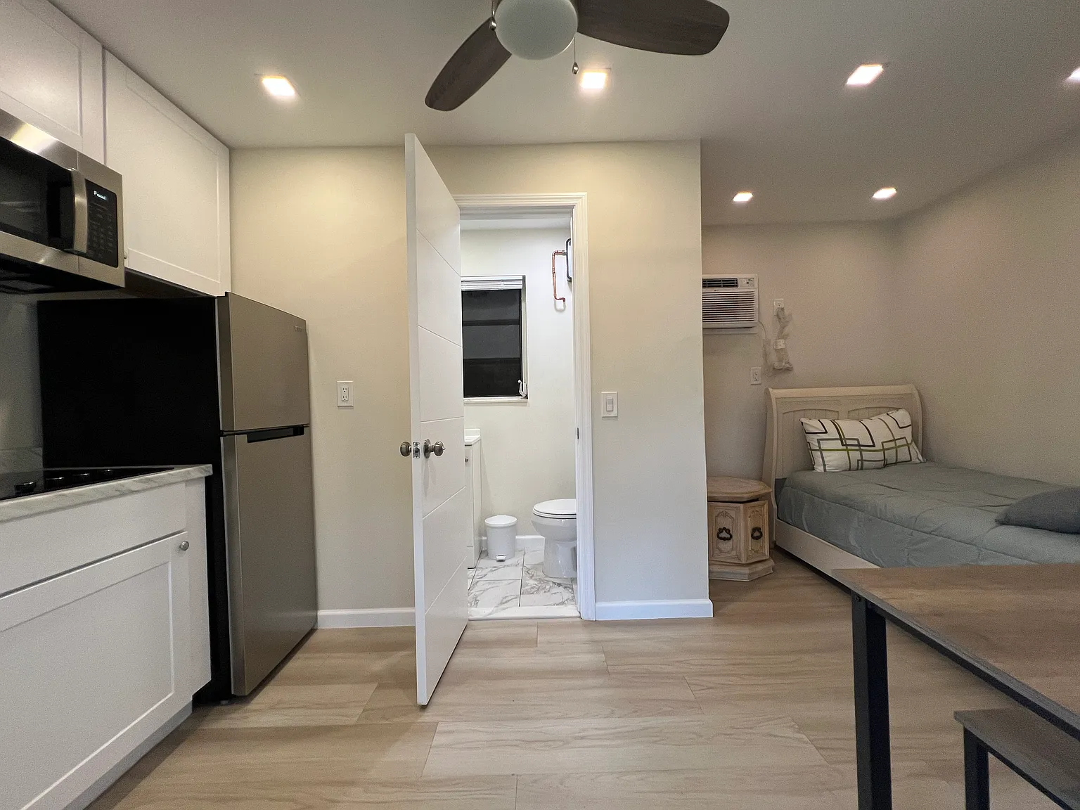 Studio, 300 sqft, $1,250 — Photo 2