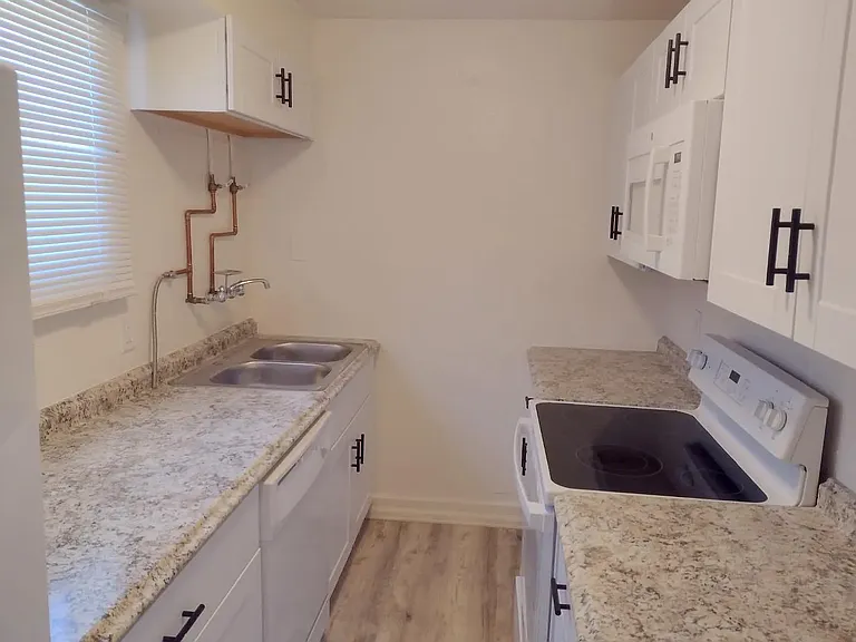 405 11th Ave #4 — Photo 3