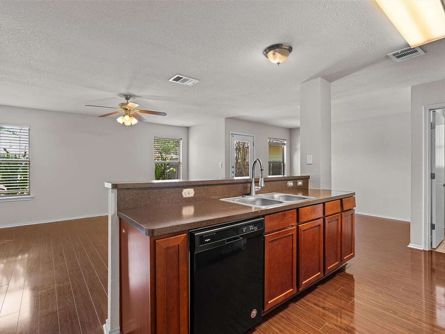 3 bed, 2.0 bath, 1263 sqft, $1,750 — Photo 2