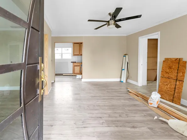 909 Ives Creek Rd, Bellville, TX 77418