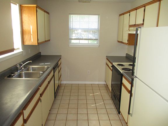5th image of 831 Connecticut St