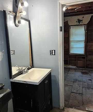 2nd image of 3018 Roosvelt St