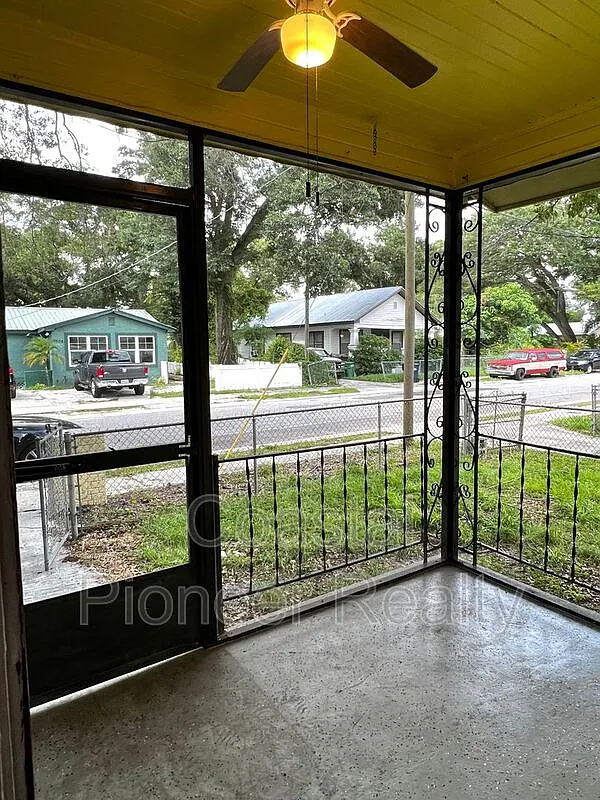2 bed, 1.0 bath, 810 sqft, $1,725 — Photo 3