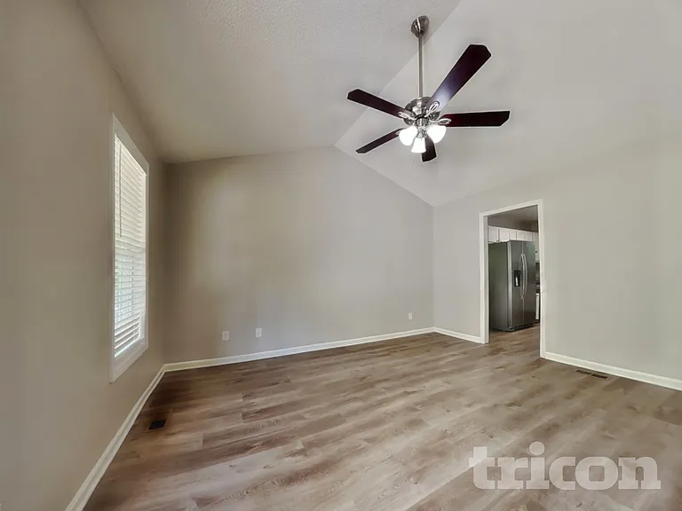 1031 Laurel Leaf Rd — Photo 3