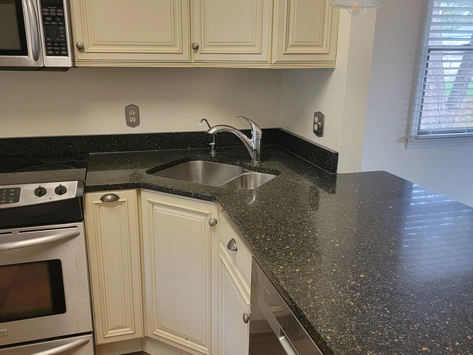 3 bed, 1.5 bath, 1435 sqft, $2,500 — Photo 4