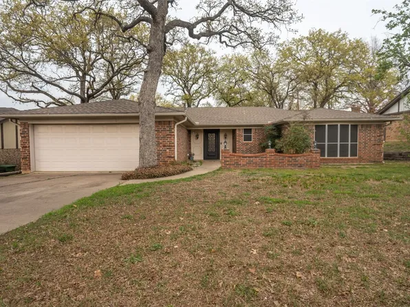 408 Stonehenge Dr, Hurst, TX 76054