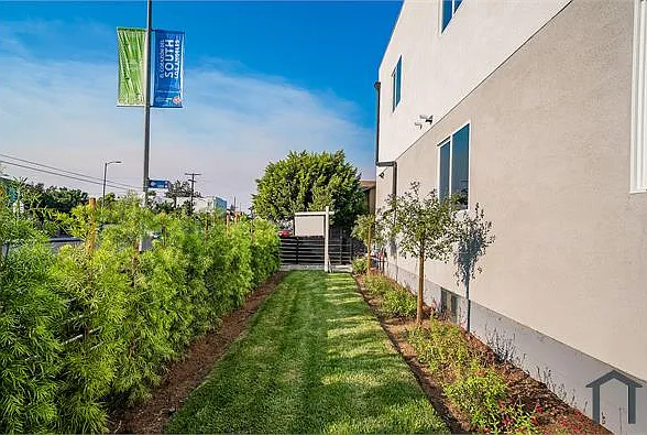 1348 W 41st Pl — Photo 8