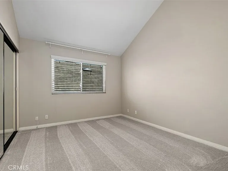 22481 Ivy Rdg — Photo 27