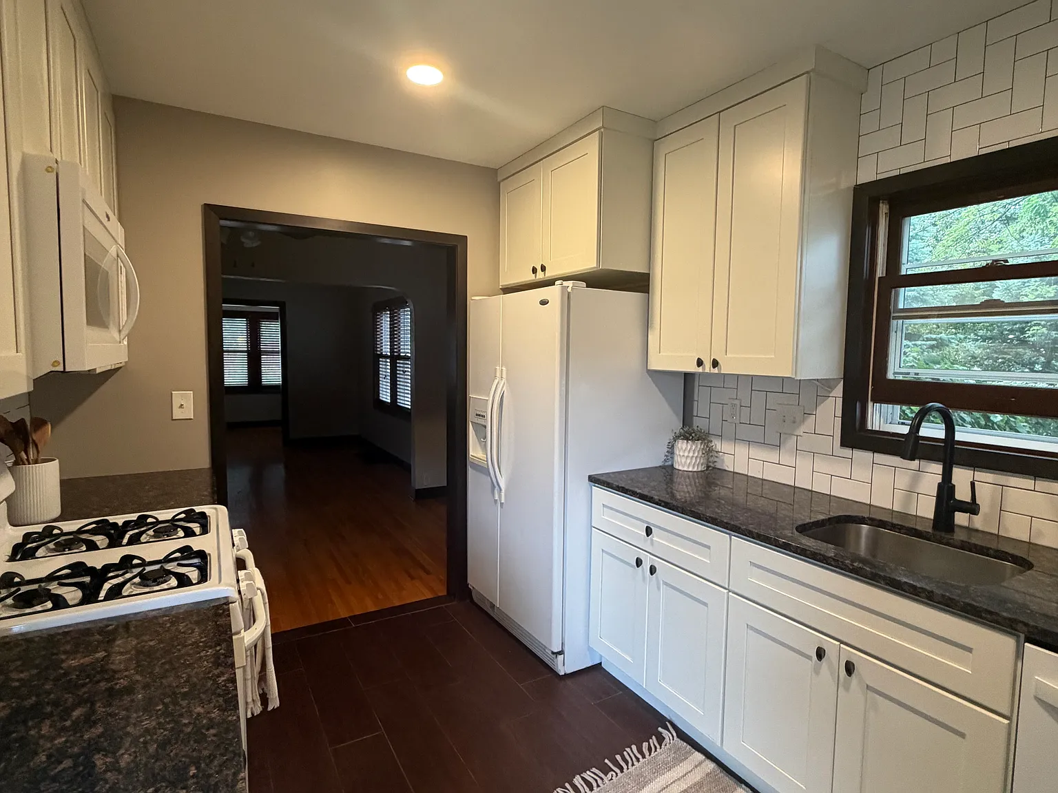 3 bed, $2,400 — Photo 2