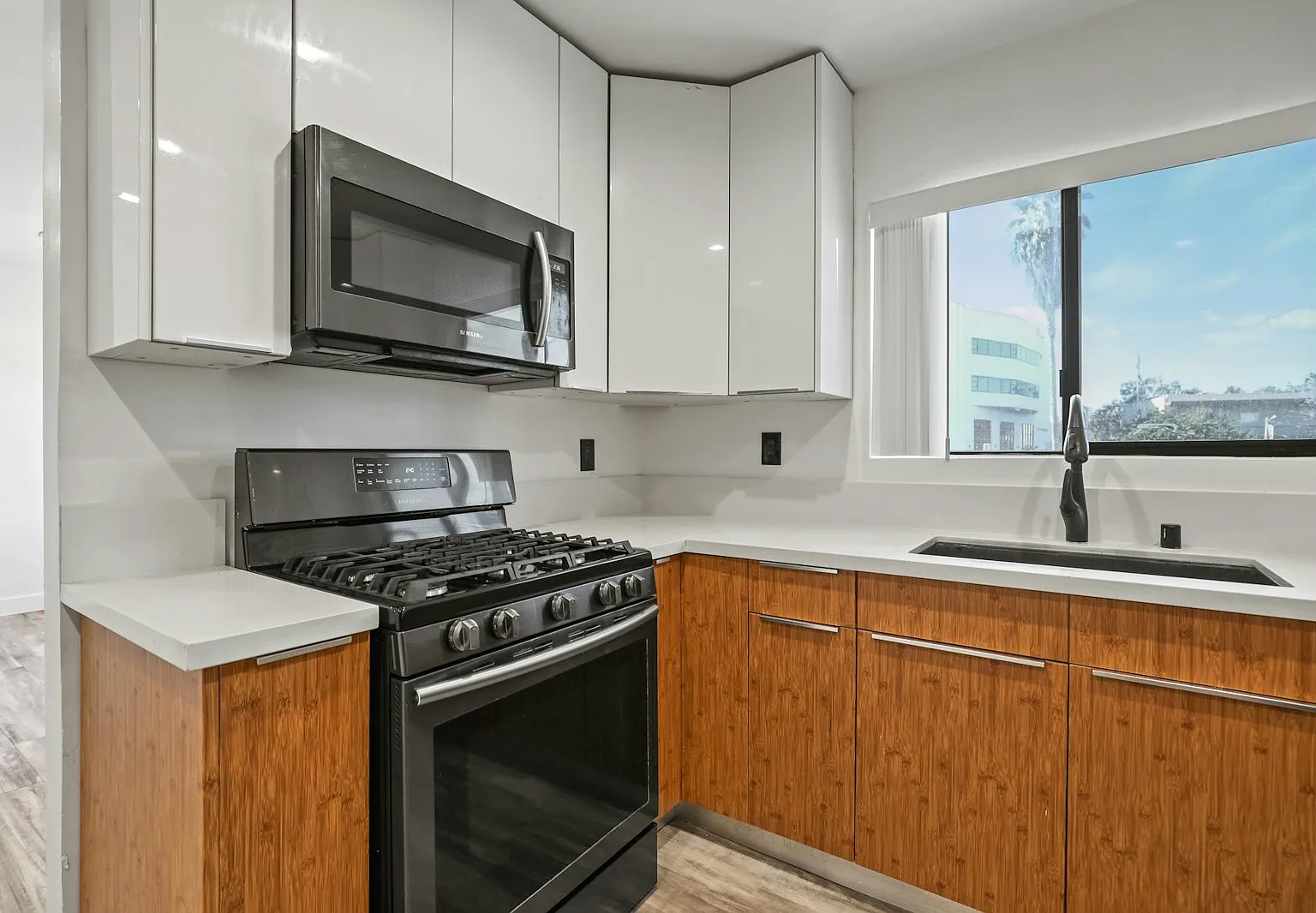 830 Bartlett St — Photo 2