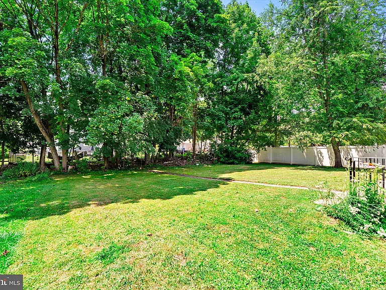 4 Pierson Pl #B — Photo 17