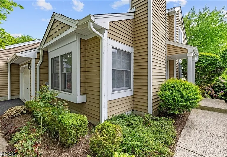 10 Exeter Rd — Photo 3