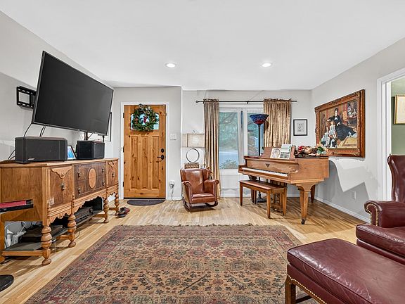 4th image of 1866 Fern Way