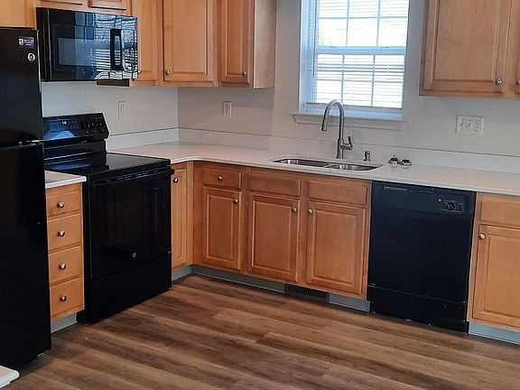 4th image of 2433 Newtown Dr