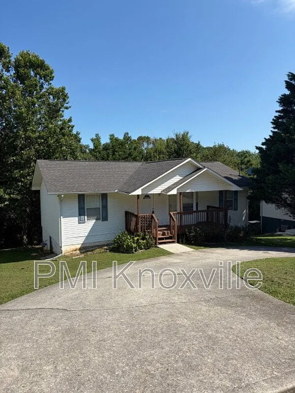 5 bed, 3.5 bath, 2320 sqft, $2,400 — Photo 2