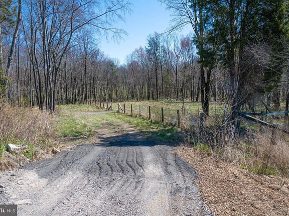 2nd image of 19601 Darnestown Rd