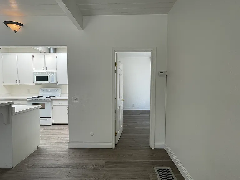 Burton Dr — Photo 17