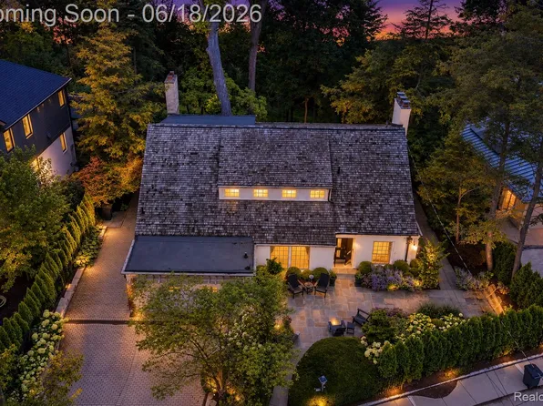 951 Twin Oaks Ln, Birmingham, MI 48009