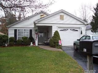 236 Kingston Dr, Ridge, NY 11961