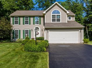 1046 Fawn Wood Dr, Webster, NY 14580