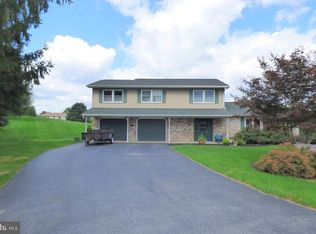 6 Burgundy Cir, Boiling Springs, PA 17007