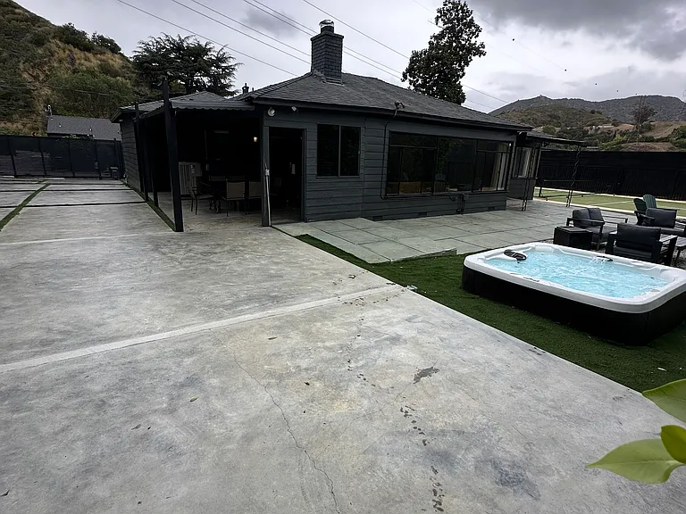 6752 Mulholland Dr — Photo 40