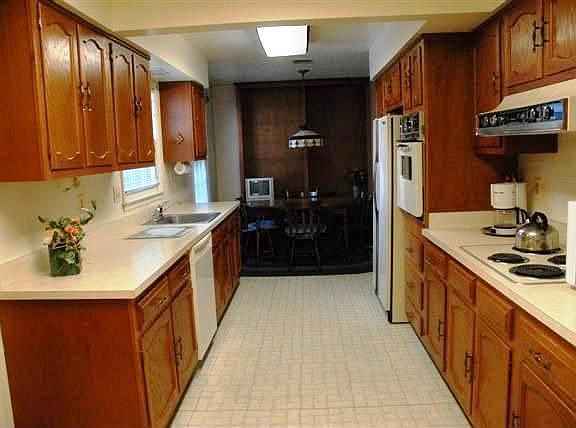 Kitchen w Breakfast Room