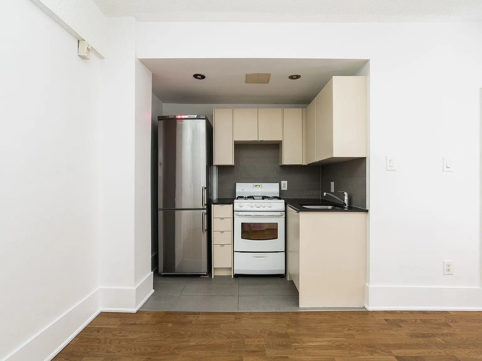 160 Huron Street — Photo 3