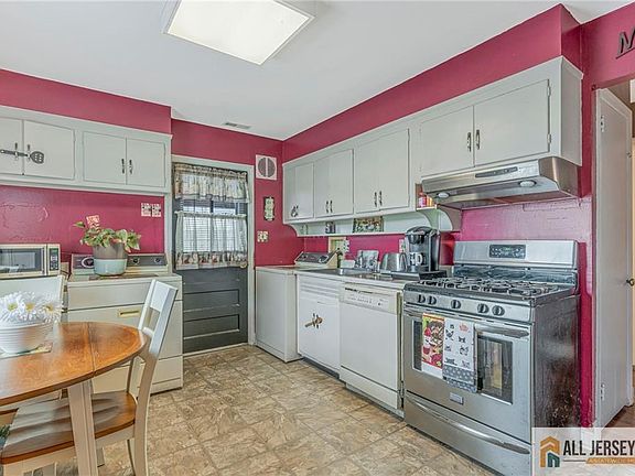 4th image of 21 Louis Ave