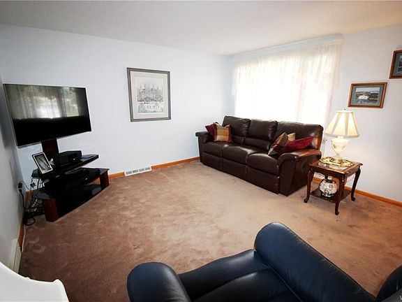 3rd image of 54 Suzette Dr