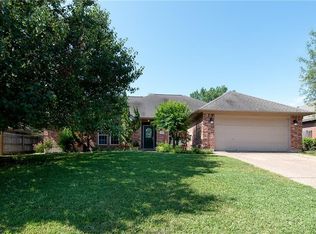 2304 N Pioneer Trl, Bryan, TX 77808