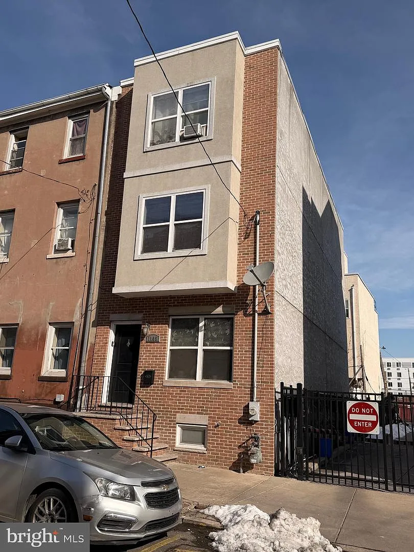 1105 Wallace St photo 1