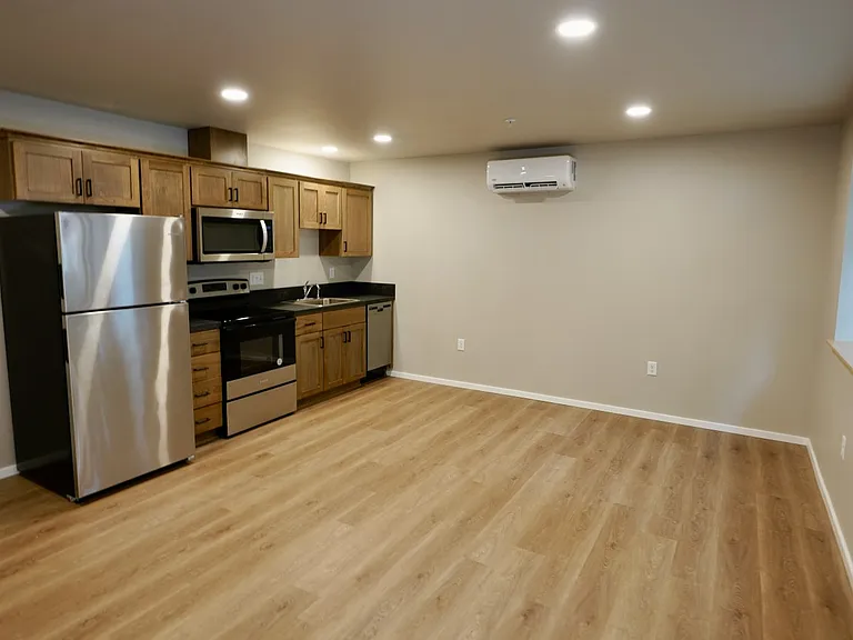 110 SE Handley St #102 — Photo 4
