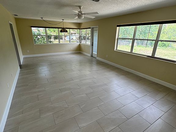 3rd image of 819 Glenmore Cir