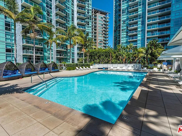 13700 Marina Pointe Dr #327 — Photo 41