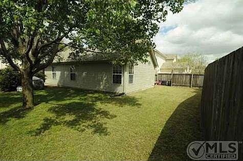 3rd image of 415 Newbary Ct