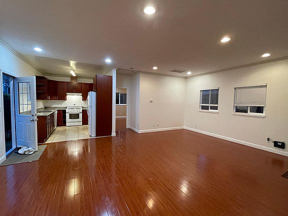 2nd image of 825 Fulton St